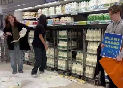 ببینید ، معترضان شیرهای یک فروشگاه را روی زمین ریختند! ، کاری که با موج نقدها روبرو شد