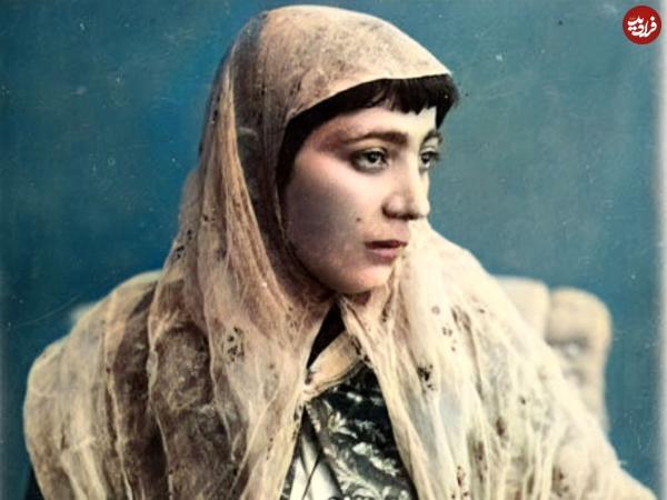 این زن زیبای مرموز در عکس های قاجاری کیست؟