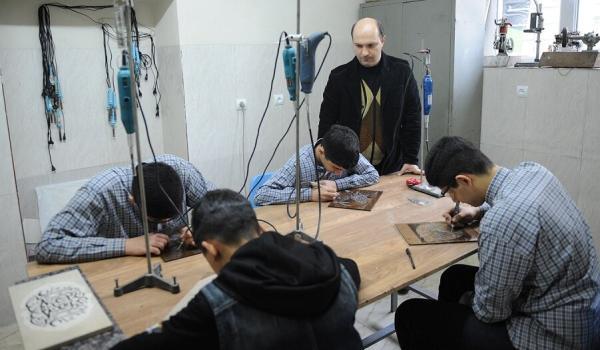 این معلم تهرانی شاگردانش را روانه بازار کار می نماید
